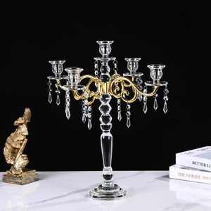 Tables élégantes en verre transparent, acrylique, métal doré et pendentifs de luxe pour bougeoirs en cristal. - Product Image 3