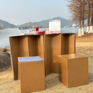 Tavolo Pieghevole in Cartone Ondulato Laminato Ecologico, Scrivania Impermeabile Richiudibile per Esposizioni, Vendita al Dettaglio e Campeggio - Product Image 2