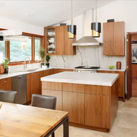 Armoires de cuisine modulaires en placage de noyer de luxe CBMmart avec 5 tiroirs, évier en quartz, îlot, table à manger