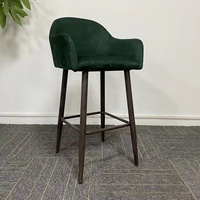 Tabouret de bar commercial avec accoudoirs, structure en bois massif, tissu et hauteur personnalisables pour chaînes de restaurants et projets hôteliers