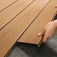 Plancher de piscine extérieur en composite bois-plastique co-extrudé, imperméable et antidérapant, à emboîtement, directement de l'usine