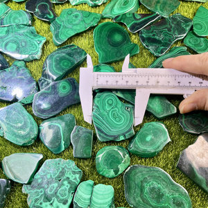 Losa de malaquita cruda de piedra preciosa verde de forma libre de rebanada de cristal Natural de alta calidad a la venta - Product Image 3