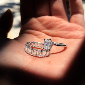 Anello di Lusso a Cerchio Completo, Elegante Gioiello da Donna per Fidanzamento, Anello con Accenti Scintillanti - Product Image 2