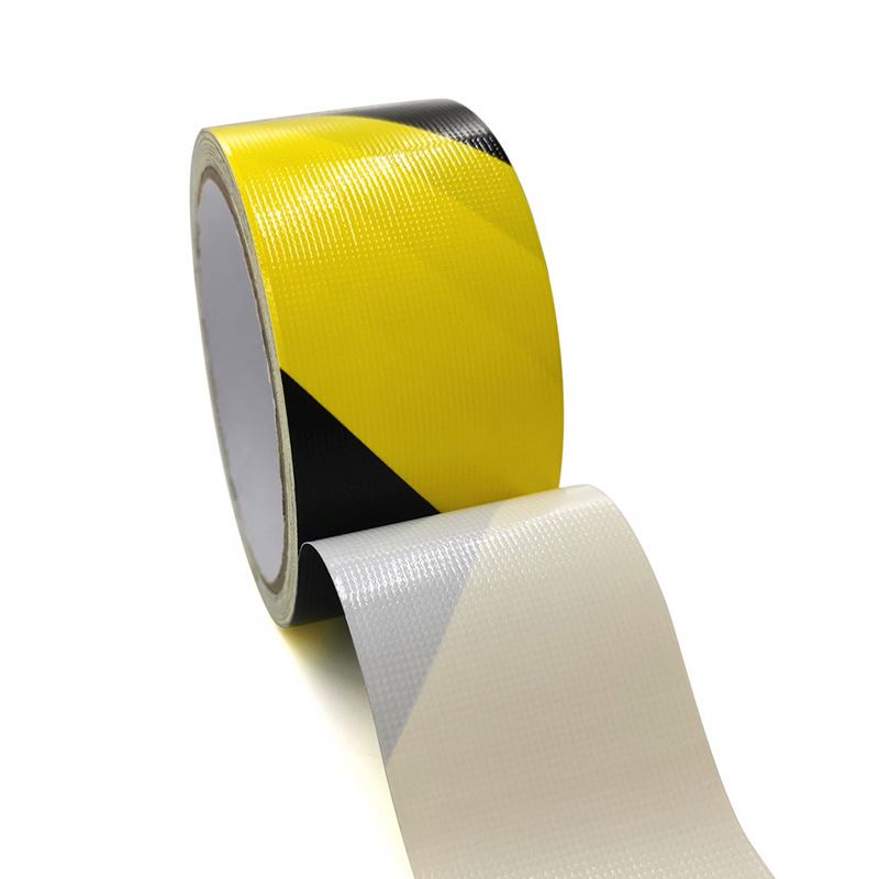 Предупреждающая лента со светоотражающим барьером и предупреждающим сообщением