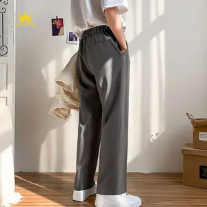 Celana chino Pria berbentuk tubuh yang disesuaikan dengan desain pinggang elastis, sesuai dengan tren fesyen