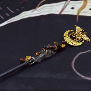 ไม้กายสิทธิ์คริสตัลขนาด 18 ซม. <span class=keywords><strong>ป</strong></span>ระดับด้วยเศษอัญมณีธรรมชาติ  ตกแต่งด้วยขนนกมังกร  งานแฮนด์เมด  ไม้กายสิทธิ์แม่มด  ของขวัญ  ขายส่ง - Product Image 4