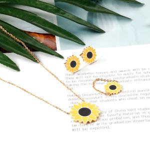 Ensemble de bijoux plaqué or avec pendentif nœud papillon en acier inoxydable orné de diamants et boucles d'oreilles, en vente - Product Image 4