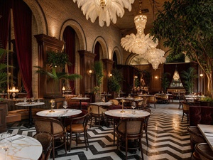 Intérieur du restaurant Maison Rouge avec tables en marbre, chaises en velours vert, luminaires LED au plafond. Design d'intérieur de restaurant. - Product Image 6