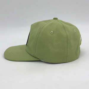 Tùy chỉnh phẳng vành thêu bông mềm <span class=keywords><strong>strapback</strong></span> <span class=keywords><strong>5</strong></span> Bảng điều khiển mũ không có cấu trúc Snapback mũ với da vá - Product Image 3