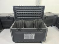 Nouvelle valise de transport noire en PE, expédiée démontée ; dotée d'un revêtement en mousse EVA absorbant les chocs et de séparateurs mobiles.