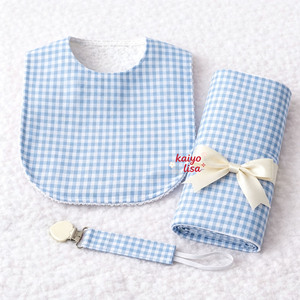 Ensemble cadeau de naissance monogrammé : Bavoir, langes et attache-sucette en coton à carreaux classiques (3 pièces) – Accessoires d'alimentation pour nouveau-né et nourrisson - Product Image 2