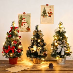 Mini <span class=keywords><strong>sapin</strong></span> <span class=keywords><strong>de</strong></span> <span class=keywords><strong>Noël</strong></span> artificiel en PVC pré-éclairé <span class=keywords><strong>de</strong></span> 40 cm avec petites boules lumineuses LED, pommes <span class=keywords><strong>de</strong></span> pin et nœuds pour table ou bureau – Classique - Product Image 3