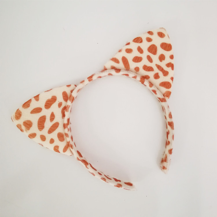 Orejas de gato con diseño de jirafa y pequeños puntos.