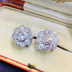 Eleganti Orecchini a Perno con Fiore per Donne, con Accenti in Cristallo, Stile Classico, Accessori Moda Quotidiana - Product Image 1