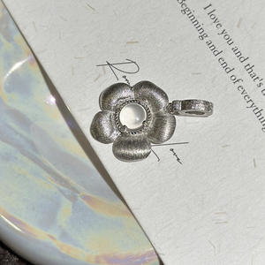 จี้หยกโฟมน้ำแข็งเงินแท้ S925 ดีไซน์เฉพาะตัว เรียบง่าย ทันสมัย สไตล์วินเทจ ลายดอกไม้เล็กขัดเงา - Product Image 4