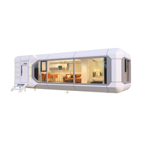 Micro-logement compact en zone urbaine vierge, abordable, modulaire, type capsule spatiale, optimisant l'optimisation de l'espace urbain