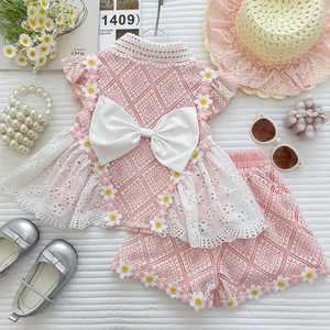ชุดเสื้อผ้าเด็กผู้หญิงสองชิ้น ผ้าลูกไม้ปักลายดอกไม้ สำหรับฤดูร้อน น่ารัก หวาน ชุดเสื้อและกางเกงขาสั้น - Product Image 4