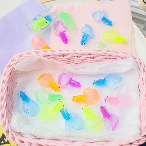 ของเล่นบีบปลาทองหลากสี TPR พลาสติก ของเล่นอาบน้ำเด็ก ของเล่นจำลองสัตว์น้ำ ของขวัญสำหรับเล่นชายหาด ลดราคา - Product Image 3