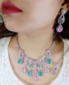 Conjunto de collar antideslustre para mujer india con pendiente a juego y joyería Maang Tika AD para regalo de compromiso de fiesta de boda - Product Image 5
