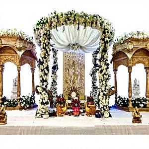 Tema de Rajwada, decoración de escenario de boda, hermoso escenario abierto para matrimonio al aire libre, estilo tradicional Rajwada, decoración de escenario de boda abierta - Product Image 1