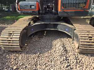 Excavatrice Doosan DX225LCA d'occasion en excellent état, 22 tonnes, hydraulique, sur chenilles, avec châssis long et stable, grande benne - Product Image 4
