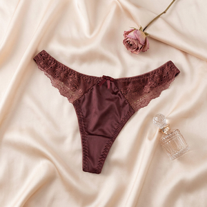 Vente en gros de culottes sexy pour femmes en satin de luxe et dentelle, taille basse, avec nœud décoratif, confortables et de couleur unie - Product Image 2