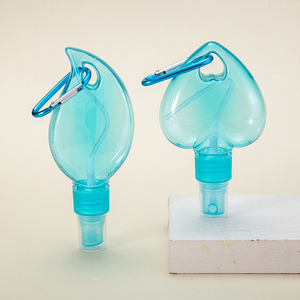 Mini flacon pulvérisateur portable en plastique transparent bleu de 30 ml en forme de cœur pour désinfectant pour les mains avec porte-clés - Product Image 2
