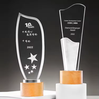 Usine Creative design service personnalisé trophée de prix de cristal base en bois k9 trophée en bois de cristal pour les cadeaux de cérémonie