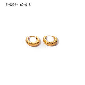 Aros de Acero Inoxidable Chapados en Oro de 16 mm, Joyería de Moda Sostenible y Resistente - Product Image 1