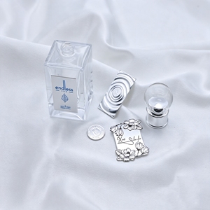 Étiquettes de parfum et cosmétiques de luxe personnalisables et imperméables - Alliage d'aluminium et de zinc, impression UV, finition dorée brillante, forme personnalisée - Product Image 4
