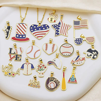 Vente en gros de breloques patriotiques américaines en laiton plaqué or 18 carats et émail, pendentifs goutte sportifs (drapeau américain, baseball, cœur, étoile) pour bijoux femme