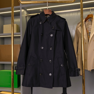 Gabardina de Mujer de Longitud Media con Doble Abotonadura, Chaqueta Burberry Negra con Cinturón y Epaulettes - Product Image 6