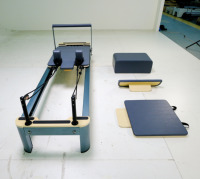 Reformer de Pilates en aluminium à rail complet pour la physiothérapie et l'entraînement du tronc