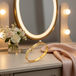 Bracciale in acciaio inossidabile placcato oro con intarsi di cristalli, gioiello alla moda per donna - Product Image 3