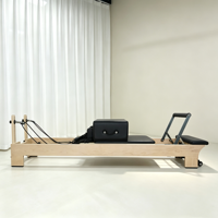 Machine de Pilates Reformer Commerciale avec Barre de Repose-Pieds Intégrée en Bois d'Érable Écologique et Durable pour Studio de Santé et Pratique de Pilates Corporel