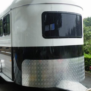 Remolque para Caballos HERUI Deluxe Angle Load, Semirremolque para Tres Caballos con Capacidad de Carga Máxima de 4T y Frenos Eléctricos de Doble Eje - Product Image 2