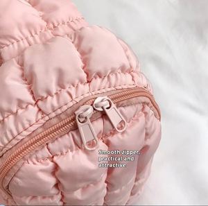 Bolso de Hombro Oblicuo Personalizado de Moda, Bolso de Pecho para Mujer de Nailon Plisado y Acolchado con Hilo de Bordado de Algodón - Product Image 3