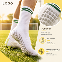Chaussettes de football renforcées antidérapantes à double grip blanc, rayures vertes sur les poignets, ajustement sûr, profil fin, avec base de crampons, tableau des tailles