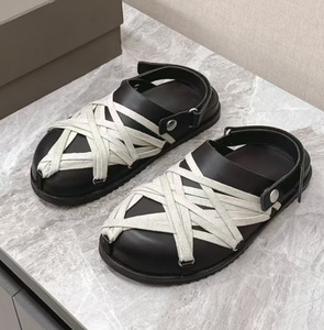 Una marca de diseño exclusivo con punta redonda y suela plana, adecuada tanto para uso informal como formal, con un moderno diseño perforado. - Product Image 5