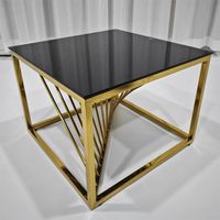Table basse carrée en verre noir avec cadre en acier inoxydable torsadé doré