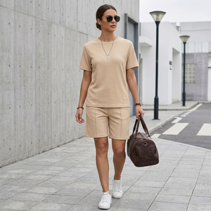 Conjunto de Punto de 2 Piezas Unisex Premium, Manga Corta, Cuello en V, Corte Holgado, Color Sólido, Atuendo Casual de Verano, Pantalones Cortos hasta la Rodilla, 95% Algodón, Estampado - Product Image 2