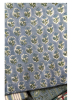 Tissu en coton imprimé à la main à motifs floraux bleus, avec un motif botanique doux sur fond pastel, textile respirant pour kurti.