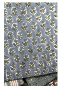 Tela de algodón estampada a mano con motivos florales azules y suaves motivos botánicos sobre un fondo pastel, textil transpirable para kurti. - Product Image 5