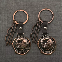 Porte-clés antique en cuivre avec sceau de cire, breloque arc et flèche, sangle en cuir et détails gaufrés pour souvenirs médiévaux et cadeaux à thème