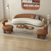 Cremefarbenes, geschwungenes Empfangssofa für Schönheitssalons, Brautmodengeschäfte, kleine Wohnungen, kreatives, speziell geformtes Sofa für das Wohnzimmer