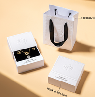 Boîte à bijoux portable étanche de la collection Rose en relief avec impression débossée pour bagues, boucles d'oreilles, montres, tiroir de rangement à couvercle rabattable rigide