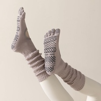 Chaussettes en coton tricotées à 5 orteils avec découpe à l'instep, antidérapantes à pois, respirantes, pour yoga et pilates, disponibles en plusieurs couleurs