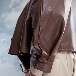 Blouson coupe-vent sur mesure de haute qualité avec boutons-pression, en similicuir marron extrêmement ample et court pour homme - Product Image 4