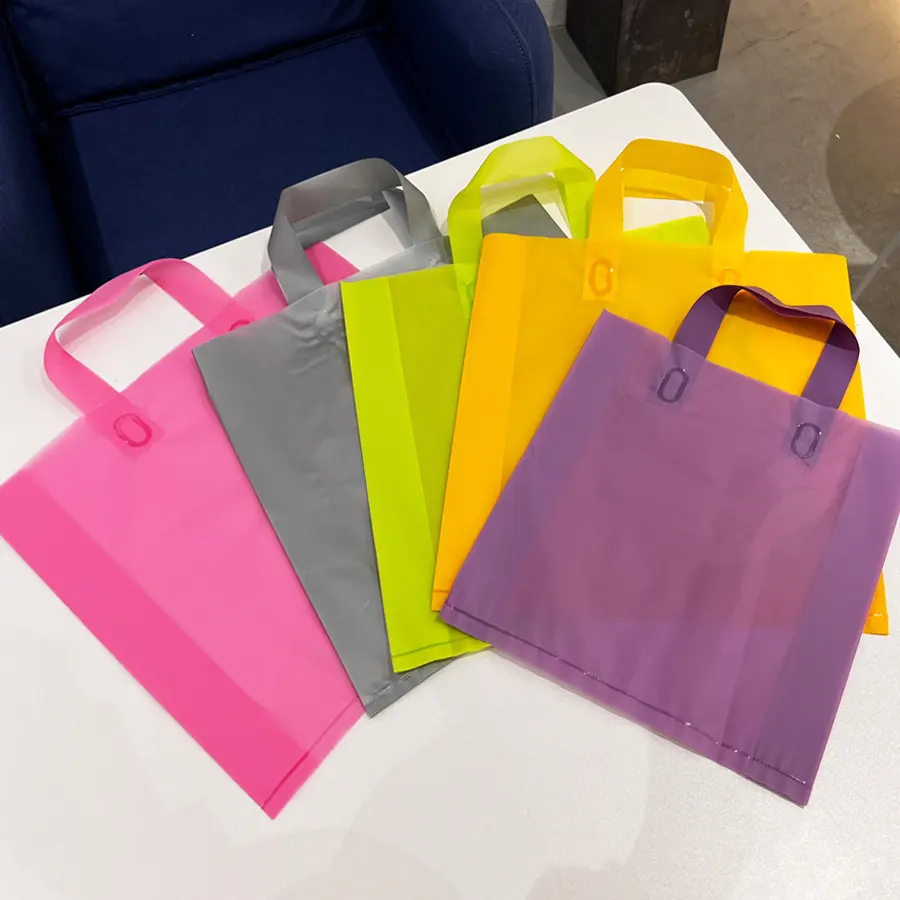 Özel poli çanta yumuşak döngü kolları LDPE/HDPE Tote plastik alışveriş çantası giyim ambalaj için kendi logosu ile