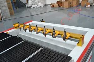Multifunktions-CNC-Fräser ATC 1325 Holzplatten-Möbel herstellungs maschine mit Bohren